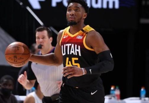 他接到中场 他接到中场